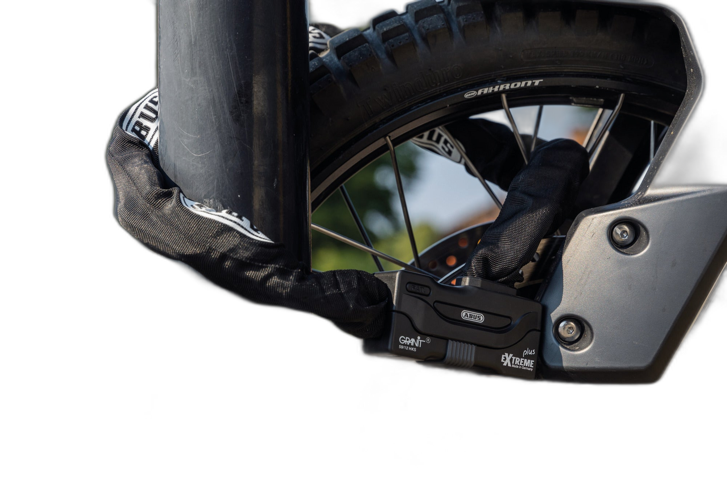 ABUS Granit Extreme Plus 59 Kettenschloss an Motorradreifen