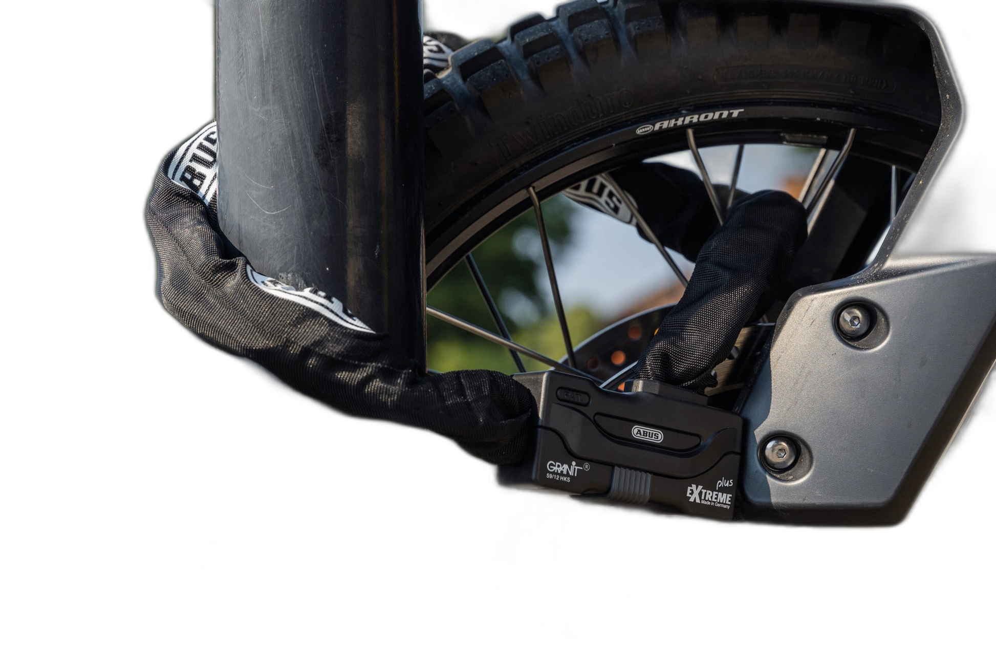 ABUS Granit Extreme Plus 59 Kettenschloss an Motorradreifen